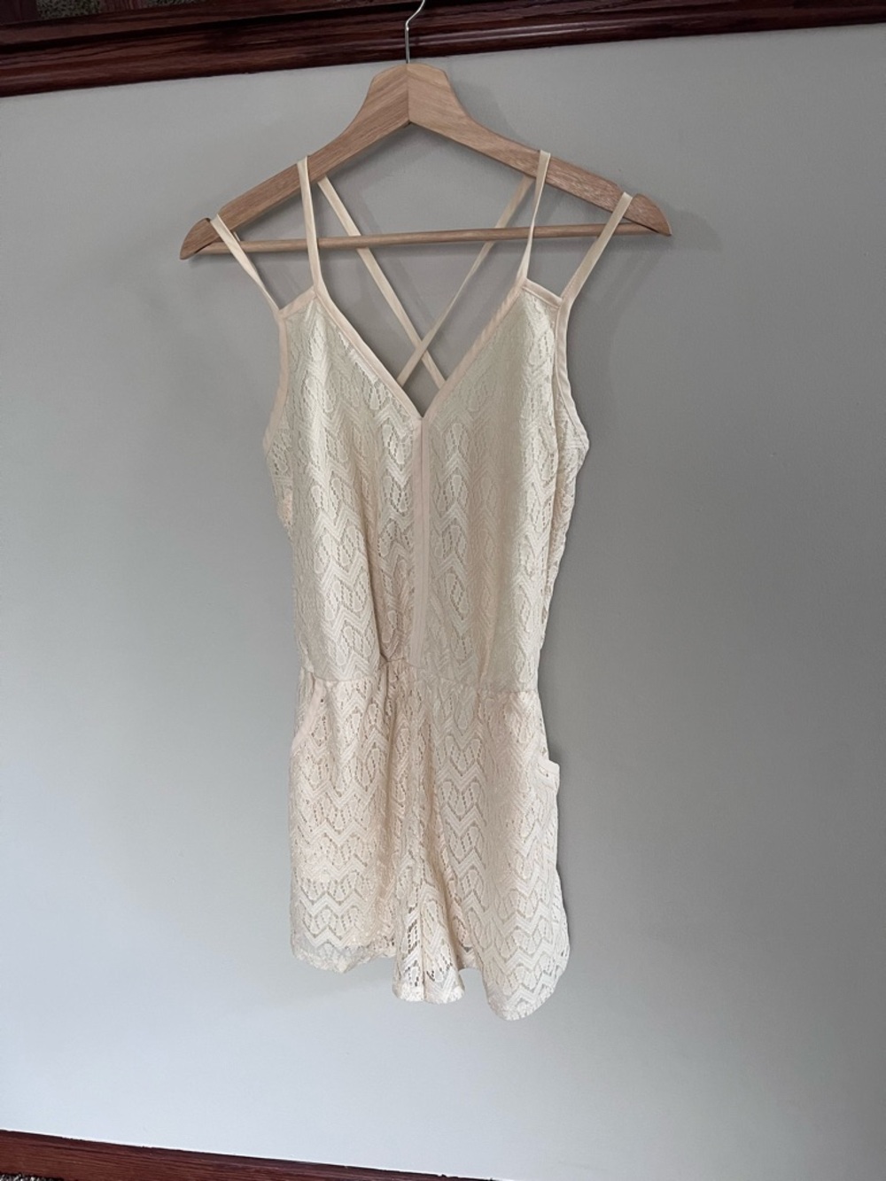 Xhilaration Cream Lace Romper V-Neck Crisscross Back Size Medium